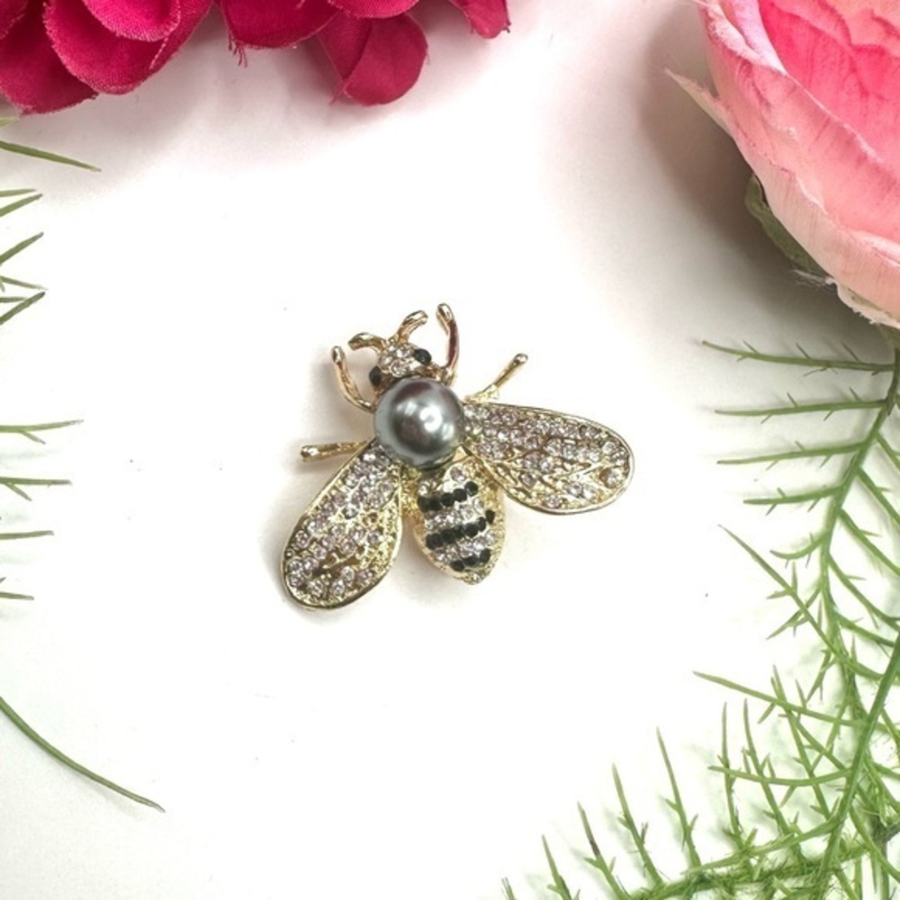 NEW⚜️Bumble Bee Crystal Embellished Brooch